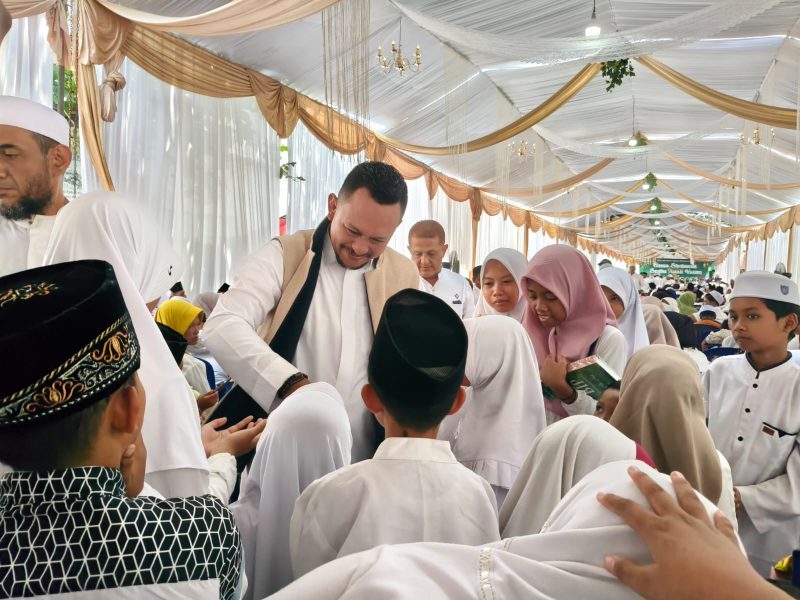 Bang Ali saat menyerahkan santunan kepada anak yatim.