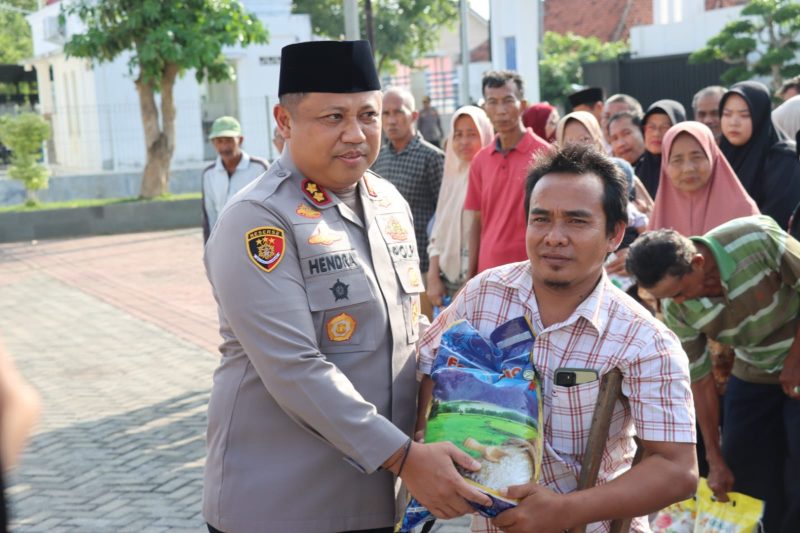Kapolres Pamekasan AKBP Hendra Eko Triyulianto, membagikan sembako kepada penerima.