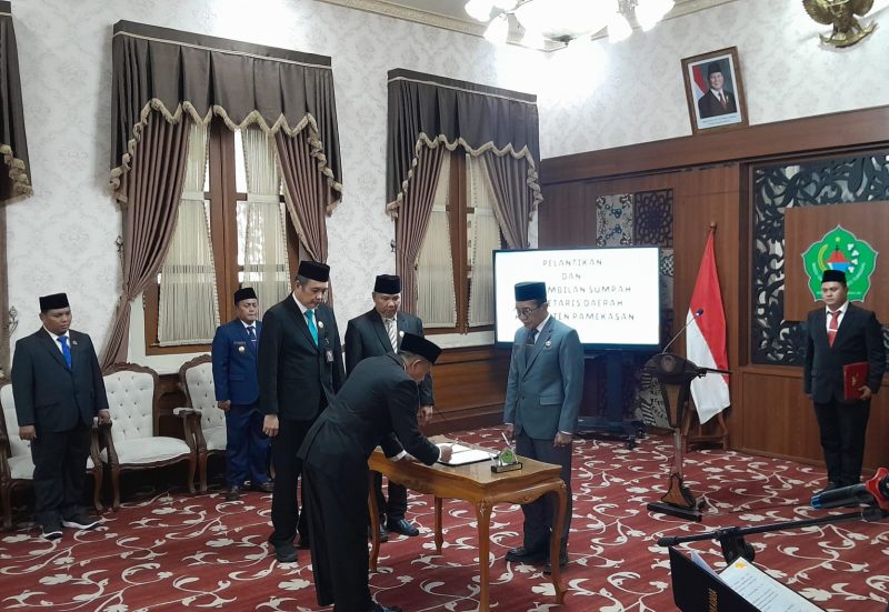 Suasana pelantikan Taufikurrachman sebagai Sekda Pamekasan