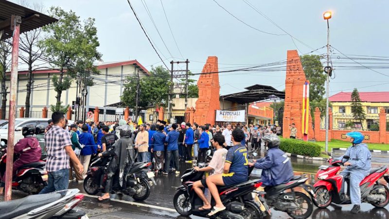 PMII Mojokerto gelar demo di depan Kantor Polres.