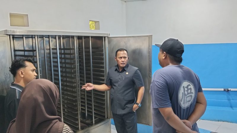 Wakil Bupati Pamekasan, H. Sukriyanto saat melakukaan sidak dapur MBG