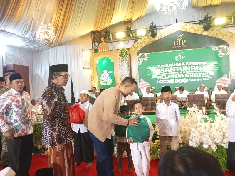 Founder Yayasan BIP Pamekasan, Ali Zaenal Abidin menyerahkan bingkisan kepada anak yatim secara simbolis.