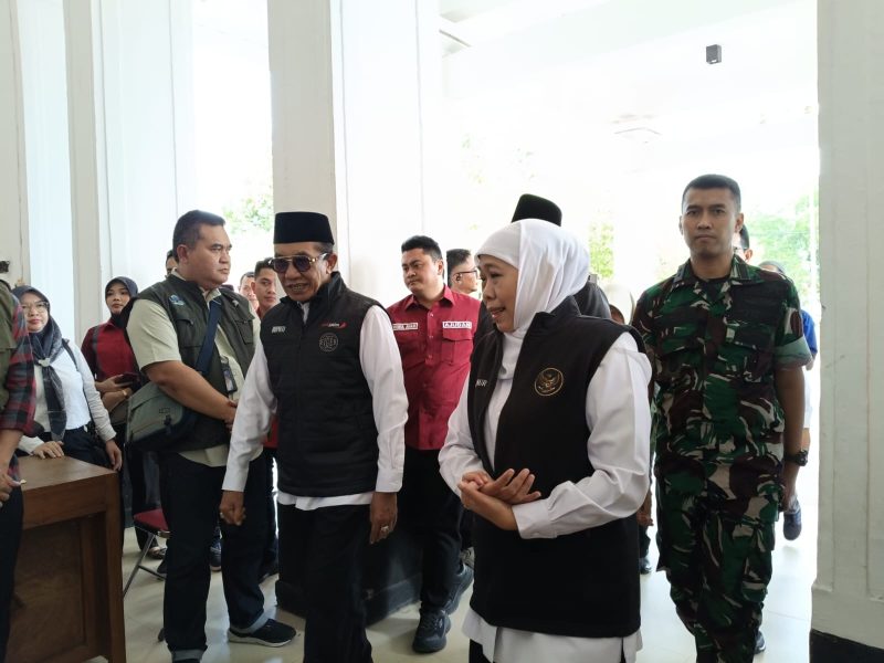 Gubernur Jawa Timur, Khofifah Indar Parawansa, didampingi Bupati Pamekasan, KH. Kholilurrahman.