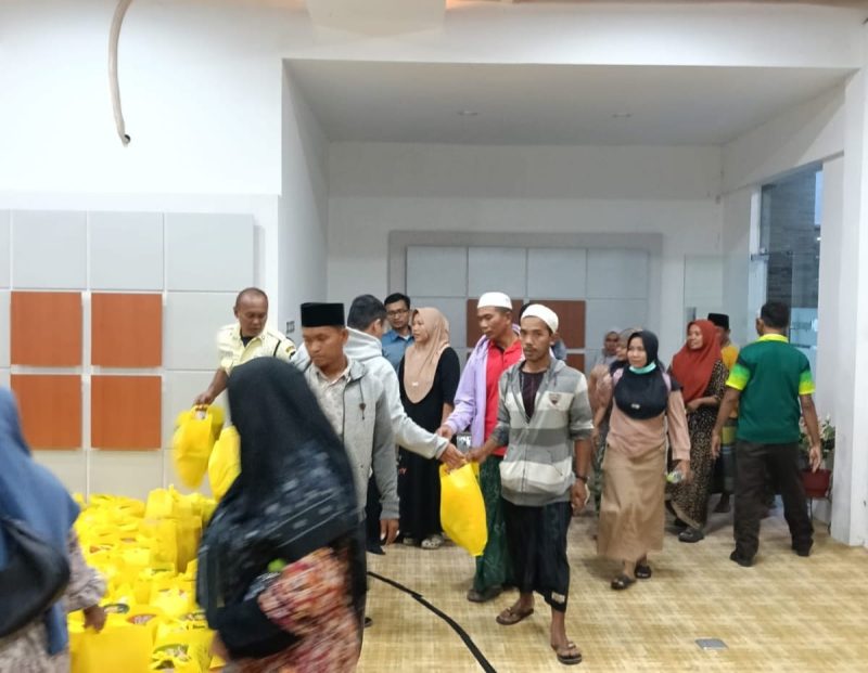 Suasana penyerahan bantuan kepada Korban penipuan.