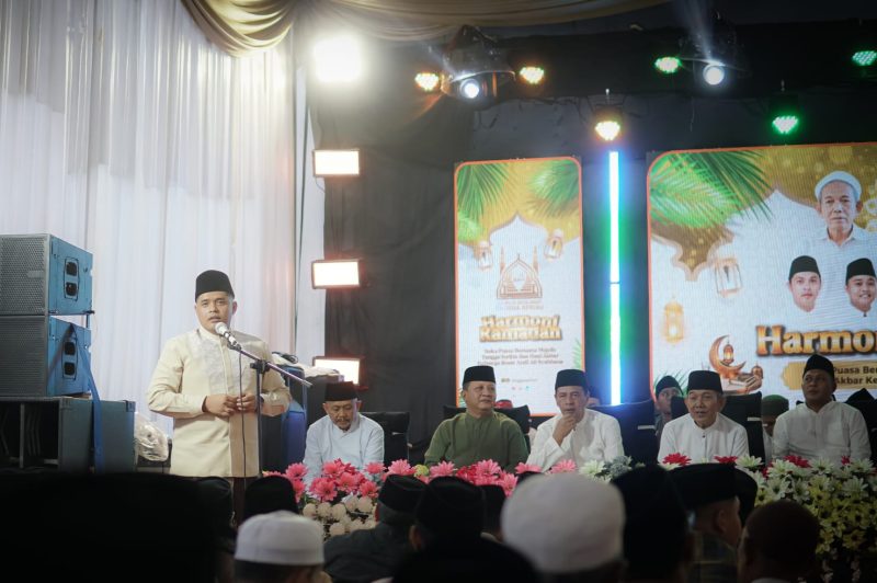 Ketua Majelis Sholawat Tangga Seribu, Andi Ali Syahbana, memberikan sambutan di acara Buka Puasa Bersama.