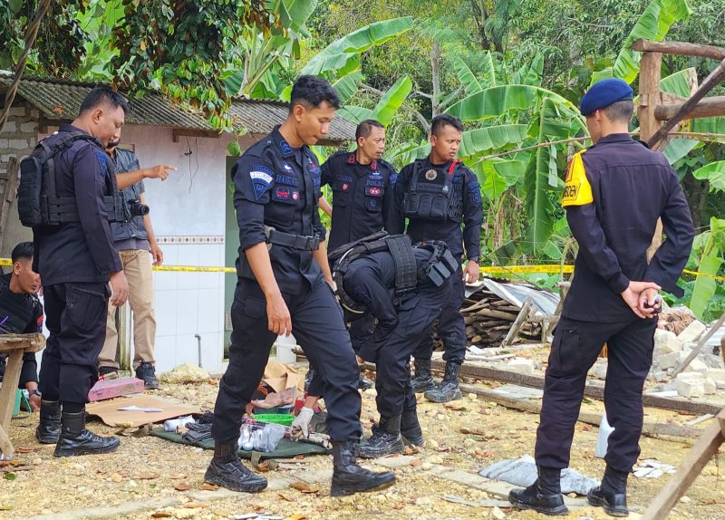 Tim Gegana Satbrimob Polda Jatim tengah melakukan Sterilisasi Lokasi.