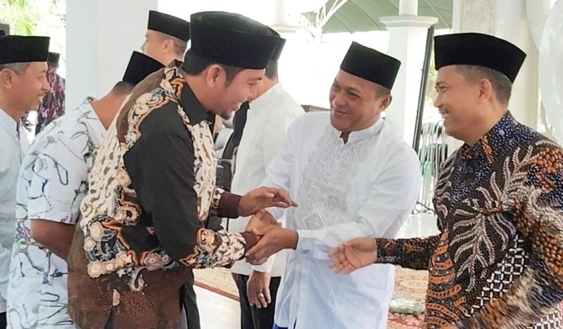 Wabup Pamekasan, Sukriyanto berjabat tangan dengan Ketua PKDI.