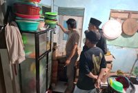 Polisi menggerebek rumah yang diduga jadi tempat penyimpanan miras.