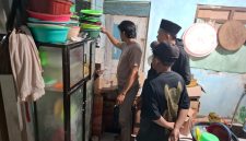 Polisi menggerebek rumah yang diduga jadi tempat penyimpanan miras.