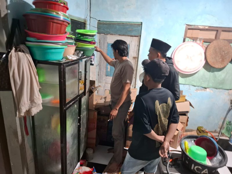 Polisi menggerebek rumah yang diduga jadi tempat penyimpanan miras.