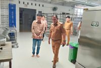Keterangan foto: Wakil Bupati Pamekasan, Sukriyanto, saat melakukan inspeksi mendadak di dua SPPG di wilayah Pamekasan.