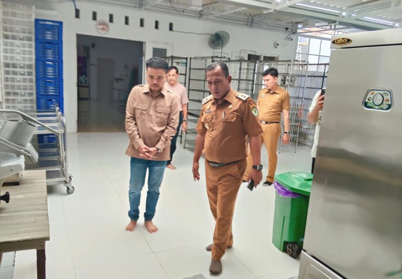 Keterangan foto: Wakil Bupati Pamekasan, Sukriyanto, saat melakukan inspeksi mendadak di dua SPPG di wilayah Pamekasan.