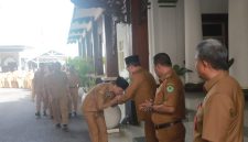 Bupati Pamekasan, KH. Kholilurrahman saat memimpin Apel perdana usai libur idul Fitri 2026.