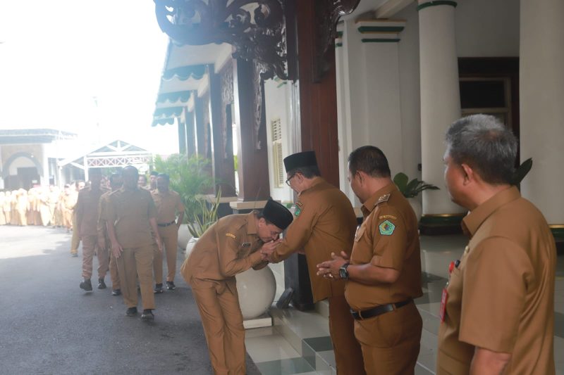 Bupati Pamekasan, KH. Kholilurrahman saat memimpin Apel perdana usai libur idul Fitri 2026.