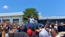 Foto Haji Her dikediamannya di sambut ribuan warga