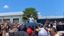 Foto Haji Her dikediamannya di sambut ribuan warga