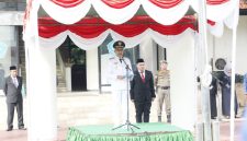 Bupati Pamekasan, KH. Kholilurrahman saat memimpin upacara Peringatan Hari Otonomi Daerah ke-XXX.