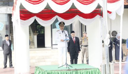 Bupati Pamekasan, KH. Kholilurrahman saat memimpin upacara Peringatan Hari Otonomi Daerah ke-XXX.
