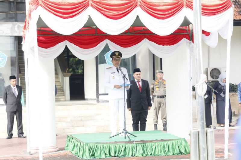 Bupati Pamekasan, KH. Kholilurrahman saat memimpin upacara Peringatan Hari Otonomi Daerah ke-XXX.