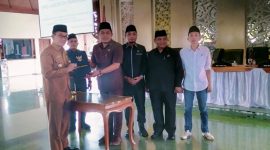 Bupati Pamekasan, KH Kholilurrahman serahkan dokumen LKPJ 2025 kepada Ketua DPRD Pamekasan, Ali Masykur.