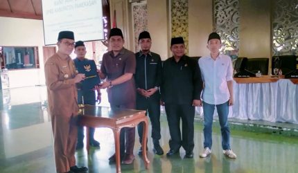 Bupati Pamekasan, KH Kholilurrahman serahkan dokumen LKPJ 2025 kepada Ketua DPRD Pamekasan, Ali Masykur.