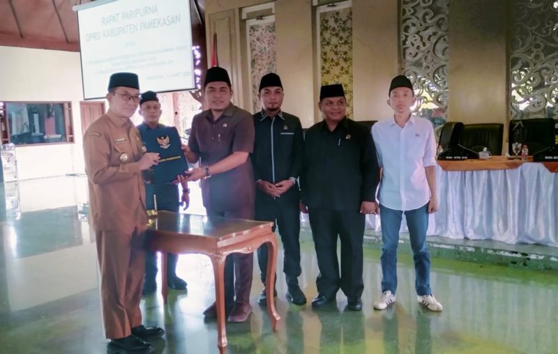 Bupati Pamekasan, KH Kholilurrahman serahkan dokumen LKPJ 2025 kepada Ketua DPRD Pamekasan, Ali Masykur.