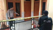 Polisi melakukan olah tempat kejadian perkara (TKP) di lokasi bocah meninggal dunia akibat serangan monyet di Desa Sotabar, Kecamatan Pasean, Pamekasan.