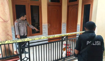 Polisi melakukan olah tempat kejadian perkara (TKP) di lokasi bocah meninggal dunia akibat serangan monyet di Desa Sotabar, Kecamatan Pasean, Pamekasan.