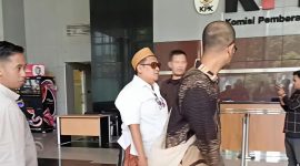 CEO Bawang Mas Group, Haji Her berada di Gedung KPK.