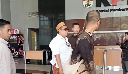 CEO Bawang Mas Group, Haji Her berada di Gedung KPK.