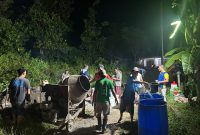 Warga dan pemuda Desa Komis tengah melakukan perbaikan secara gotong royong 