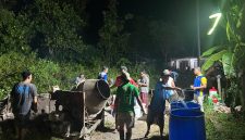 Warga dan pemuda Desa Komis tengah melakukan perbaikan secara gotong royong 