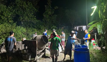 Warga dan pemuda Desa Komis tengah melakukan perbaikan secara gotong royong 