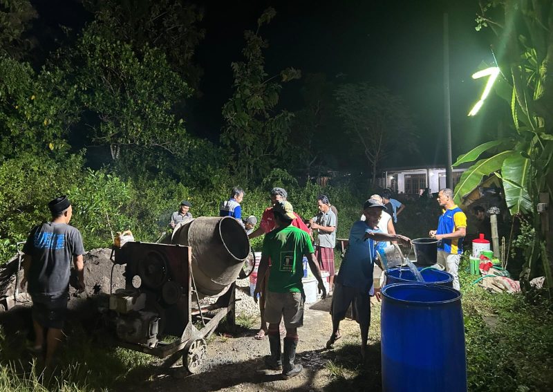 Warga dan pemuda Desa Komis tengah melakukan perbaikan secara gotong royong 