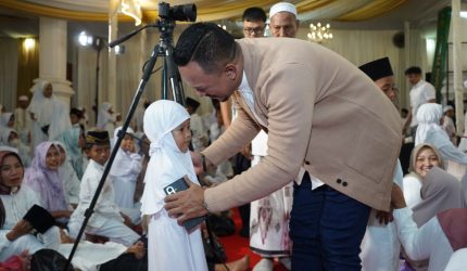 Founder BIP Foundation, H. Ali Zainal Abidin, saat menggelar acara santunan anak yatim.