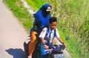 Terduga pelaku saat dibonceng oleh korban dengan modus minta diantar.