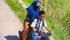 Terduga pelaku saat dibonceng oleh korban dengan modus minta diantar.