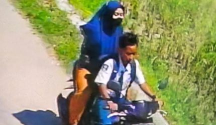 Terduga pelaku saat dibonceng oleh korban dengan modus minta diantar.