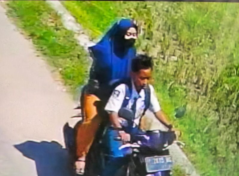 Terduga pelaku saat dibonceng oleh korban dengan modus minta diantar.