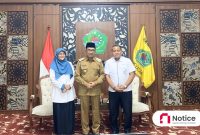 Bupati Pamekasan, KH. Kholilurrahman foto bersama dengan BPJS ketenagakerjaan.