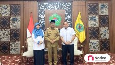 Bupati Pamekasan, KH. Kholilurrahman foto bersama dengan BPJS ketenagakerjaan.