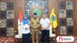 Bupati Pamekasan, KH. Kholilurrahman foto bersama dengan BPJS ketenagakerjaan.