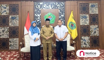 Bupati Pamekasan, KH. Kholilurrahman foto bersama dengan BPJS ketenagakerjaan.