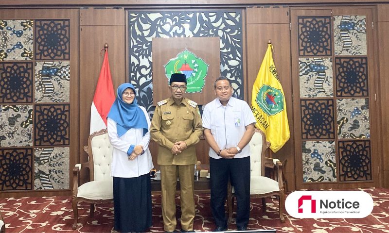 Bupati Pamekasan, KH. Kholilurrahman foto bersama dengan BPJS ketenagakerjaan.