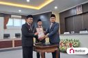 Penyerahan LKPJ oleh Ketua DPRD Pamekasan, Ali Masykur kepada Bupati Pamekasan, KH. Kholilurrahman.
