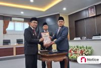 Penyerahan LKPJ oleh Ketua DPRD Pamekasan, Ali Masykur kepada Bupati Pamekasan, KH. Kholilurrahman.