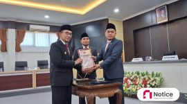 Penyerahan LKPJ oleh Ketua DPRD Pamekasan, Ali Masykur kepada Bupati Pamekasan, KH. Kholilurrahman.