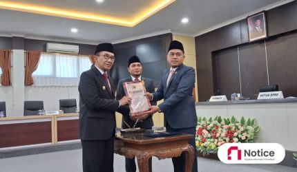 Penyerahan LKPJ oleh Ketua DPRD Pamekasan, Ali Masykur kepada Bupati Pamekasan, KH. Kholilurrahman.
