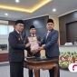 Penyerahan LKPJ oleh Ketua DPRD Pamekasan, Ali Masykur kepada Bupati Pamekasan, KH. Kholilurrahman.