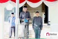 Bupati Pamekasan, KH. Kholilurrahman, bertindak sebagai inspektur upacara.